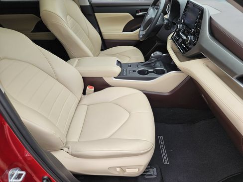 Used 2022 Toyota Highlander XLE FWD image 14