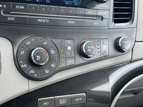 Used 2012 Toyota Sienna LE FWD image 20