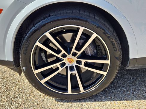 Used 2024 Porsche Cayenne AWD/4WD image 11