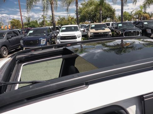 Used 2023 Jeep Renegade Latitude w/ Sun & Fun Group image 25