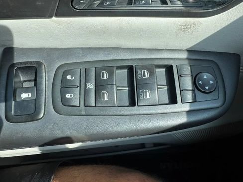 Used 2012 Volkswagen Routan SEL FWD image 13