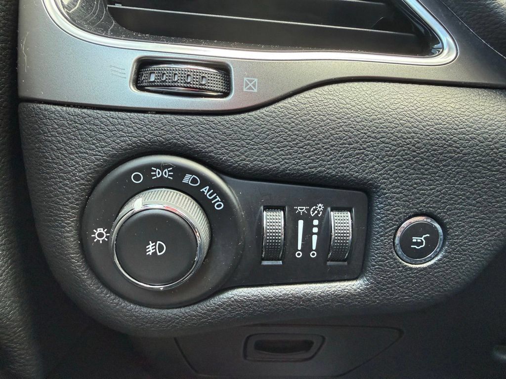 Used 2019 Jeep Cherokee Limited AWD/4WD image 21