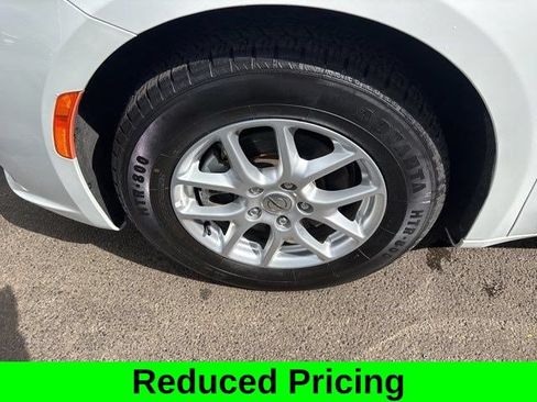 Used 2023 Chrysler Pacifica Touring FWD image 41
