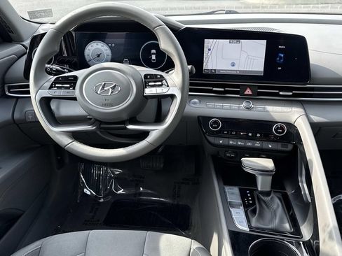 Used 2023 Hyundai Elantra SEL w/ Convenience Package FWD image 3
