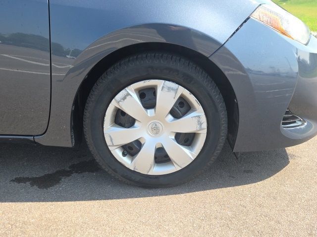 Used 2018 Toyota Corolla LE w/ Carpet Mat Package (TMS) FWD image 4