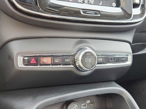Used 2025 Volvo XC40 B5 Core image 16