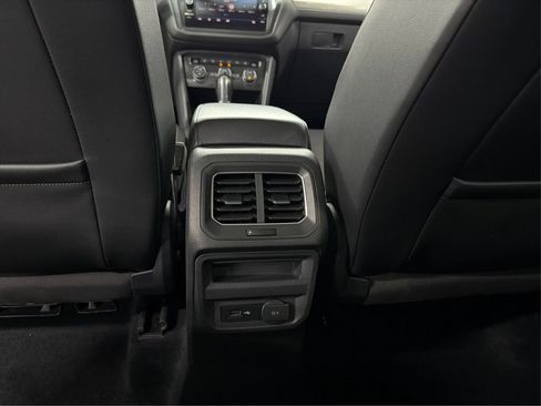 Used 2018 Volkswagen Tiguan SEL FWD image 29