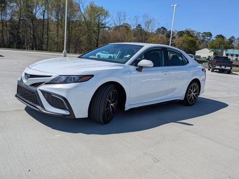 Used 2022 Toyota Camry SE image 3