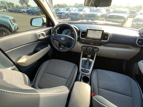 Used 2025 Hyundai Venue Limited FWD image 23