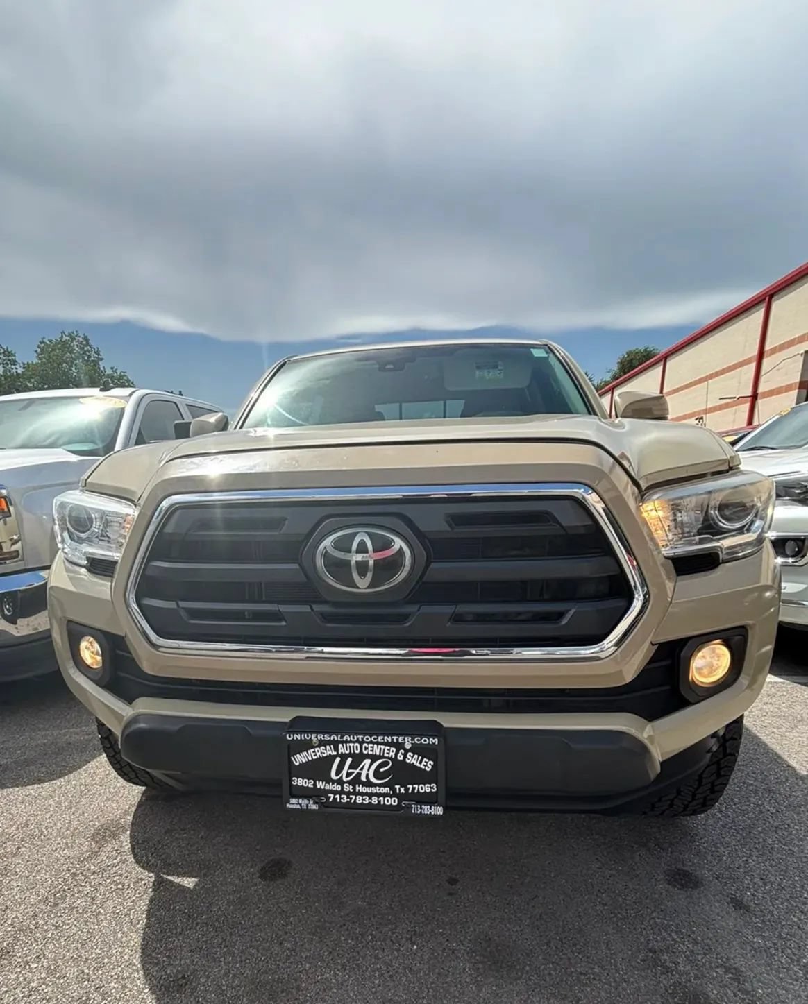Used 2018 Toyota Tacoma SR5 RWD image 2