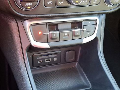 Used 2024 GMC Terrain SLT image 14