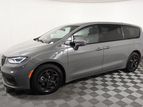 Used 2022 Chrysler Pacifica Limited w/ Uconnect Theater Family Group FWD image 2