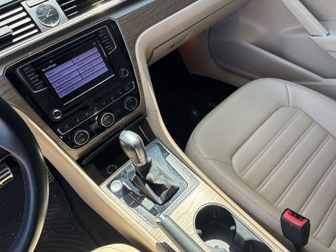 Used 2017 Volkswagen Passat 1.8T SEL Premium FWD image 22