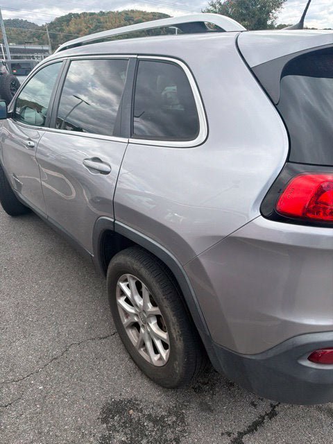 Used 2018 Jeep Cherokee Latitude FWD image 7