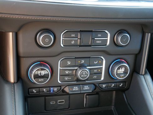 Used 2023 Chevrolet Suburban High Country AWD/4WD image 23