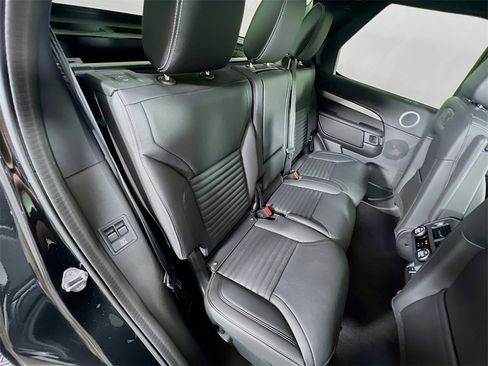 Used 2025 Land Rover Discovery Dynamic SE image 29