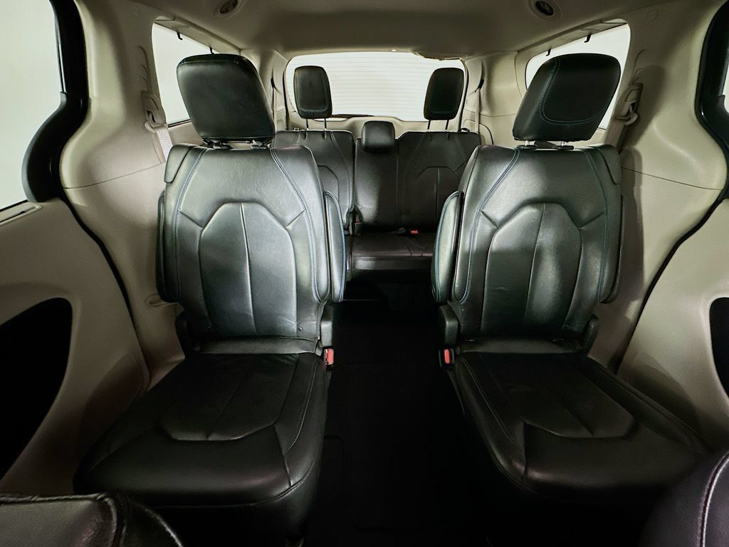 Used 2021 Chrysler Pacifica Touring-L FWD image 13