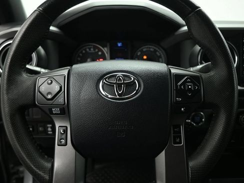 Used 2020 Toyota Tacoma TRD Off-Road w/ Technology Package AWD/4WD image 11