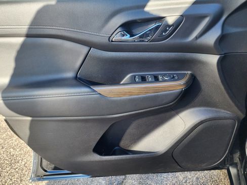 Used 2023 GMC Acadia SLE image 19