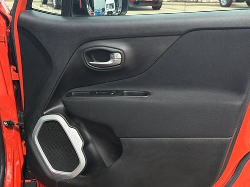 Used 2020 Jeep Renegade Latitude FWD image 18