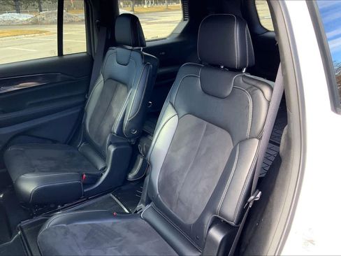 Used 2023 Jeep Grand Cherokee L Laredo image 21