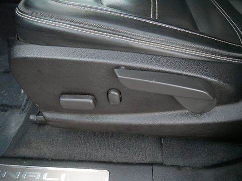 Used 2021 GMC Canyon Denali image 15