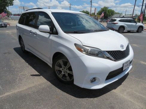 Used 2017 Toyota Sienna SE image 3
