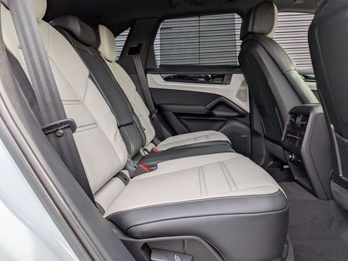 Certified 2026 Porsche Cayenne E-Hybrid AWD/4WD image 24
