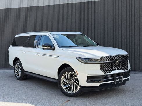 New 2026 Lincoln Navigator L Premier AWD/4WD image 9