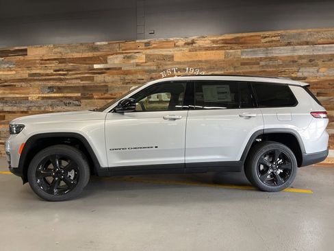 New 2025 Jeep Grand Cherokee L Altitude image 19