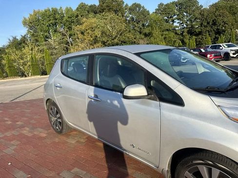 Used 2015 Nissan Leaf SL FWD image 17