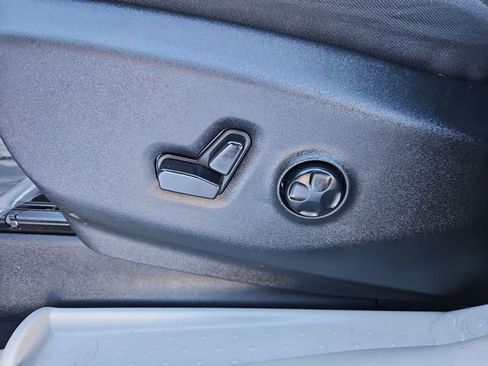 Used 2024 Chrysler Voyager LX image 24