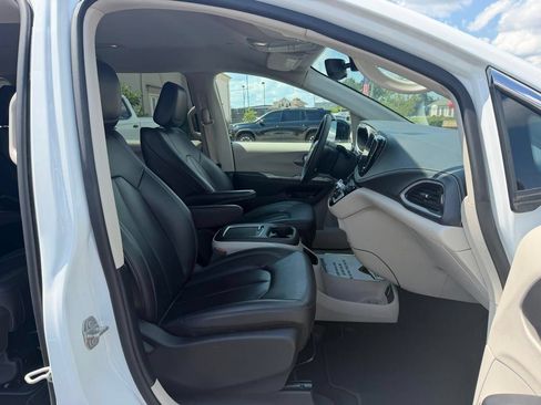 Used 2024 Chrysler Pacifica Limited FWD image 5