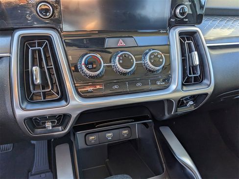 Certified 2023 Kia Sorento LX image 27