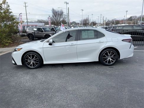 Used 2024 Toyota Camry SE image 5