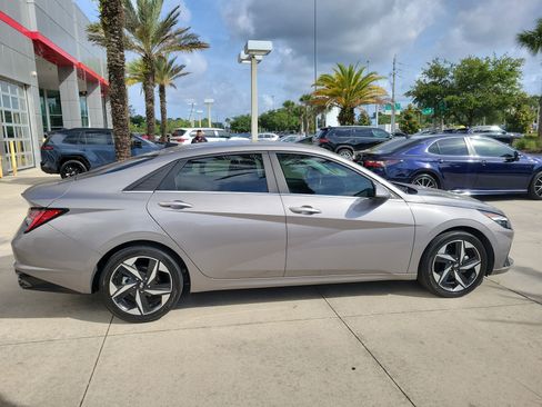 Used 2022 Hyundai Elantra Limited FWD image 7
