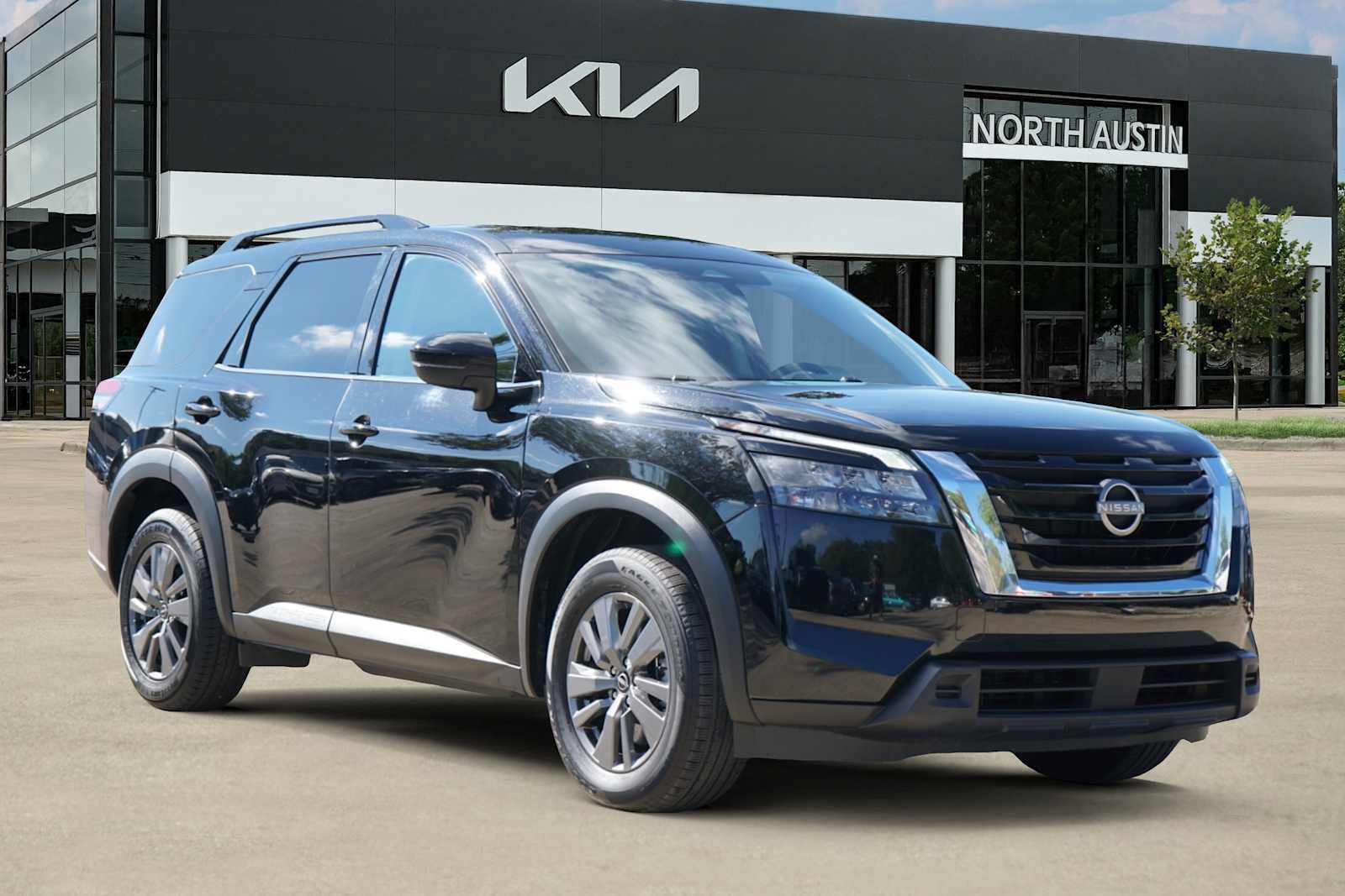 Used 2025 Nissan Pathfinder SV FWD image 6