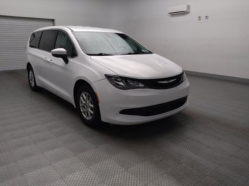 Used 2022 Chrysler Voyager LX image 13