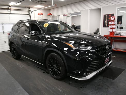 Used 2023 Toyota Highlander XSE image 2