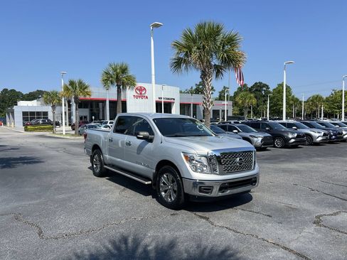 Used 2018 Nissan Titan SV w/ SV Convenience Package AWD/4WD image 2