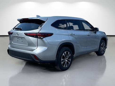 Used 2024 Toyota Highlander XLE AWD/4WD image 3
