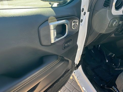 Used 2025 Jeep Wrangler Sahara image 15