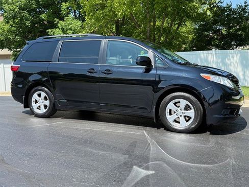 Used 2015 Toyota Sienna LE FWD image 4