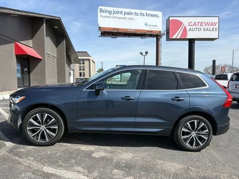 Used 2022 Volvo XC60 B5 Momentum w/ Advanced Package AWD/4WD image 2