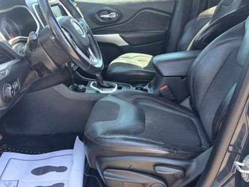 Used 2017 Jeep Cherokee Trailhawk w/ Cold Weather Group AWD/4WD image 10