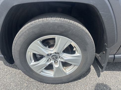 Used 2021 Toyota RAV4 XLE w/ Convenience Package image 11