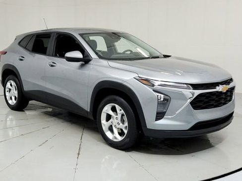 Used 2025 Chevrolet Trax LS w/ LS Convenience Package image 7