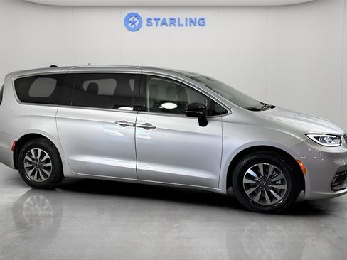 Used 2024 Chrysler Pacifica Select image 12