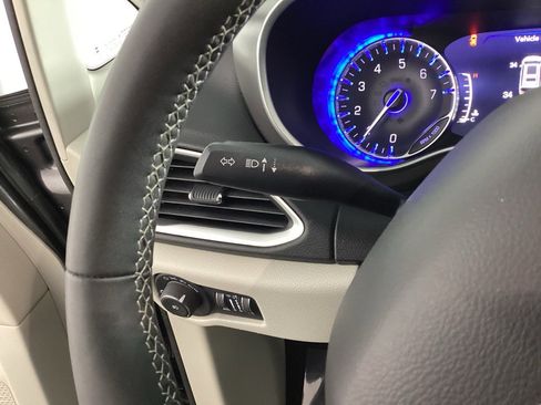 Used 2023 Chrysler Pacifica Touring-L image 24