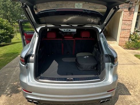 Used 2023 Porsche Cayenne Turbo S image 4